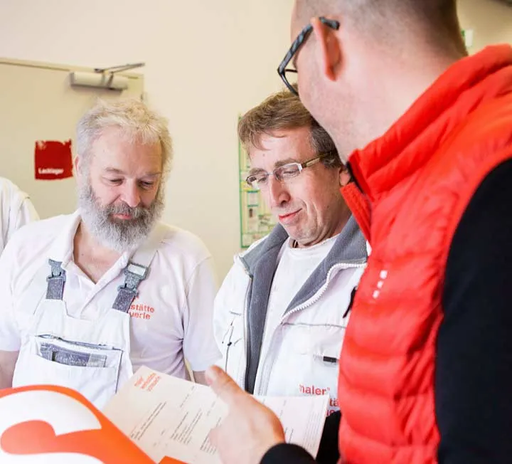 Das Team der Malerwerkstätte Scheuerle bei der morgendlichen Besprechung