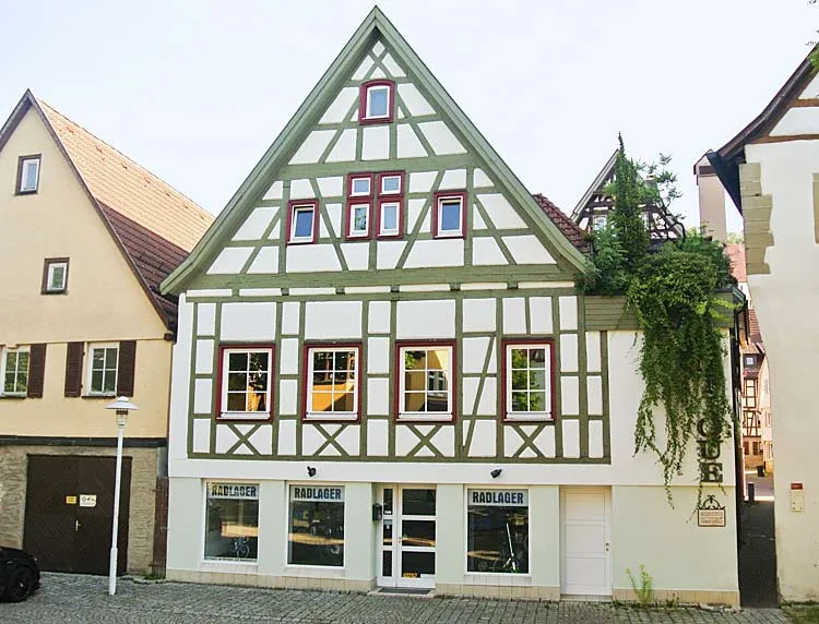 Sanierte Fassade eines Fachwerkhauses